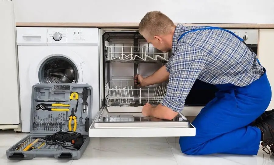 Urla Warmhaus servisi teknisyen ekibi beyaz eşya tamiri yaparken